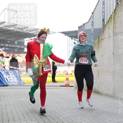 08.12.2024 - St. Pauli X-Mass-Run No. 14 H.Heesch http://msf.ph/oto/7499921 08.12.2024 10:10:02 Ziel 152, 1227, 2210, 2951, 513, 2210, 2951 meine-sportfotos.de