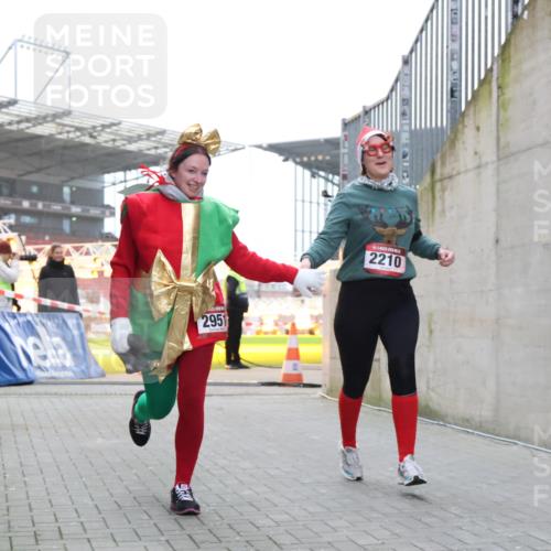 08.12.2024 - St. Pauli X-Mass-Run No. 14 H.Heesch http://msf.ph/oto/7499926 08.12.2024 10:10:02 Ziel 152, 1227, 2210, 2951, 513, 2210, 2951 meine-sportfotos.de
