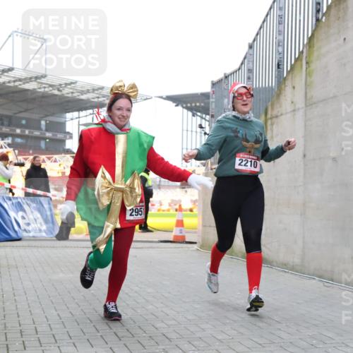08.12.2024 - St. Pauli X-Mass-Run No. 14 H.Heesch http://msf.ph/oto/7499935 08.12.2024 10:10:02 Ziel 152, 1227, 2210, 2951, 513, 2210, 2951 meine-sportfotos.de
