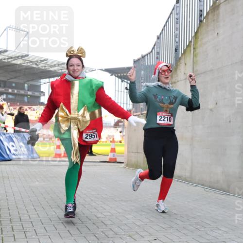 08.12.2024 - St. Pauli X-Mass-Run No. 14 H.Heesch http://msf.ph/oto/7499954 08.12.2024 10:10:02 Ziel 152, 1227, 2210, 2951, 513, 2210, 2951 meine-sportfotos.de