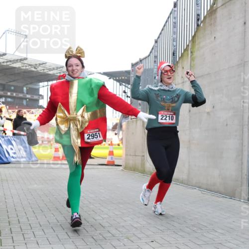 08.12.2024 - St. Pauli X-Mass-Run No. 14 H.Heesch http://msf.ph/oto/7499963 08.12.2024 10:10:02 Ziel 152, 1227, 2210, 2951, 513, 2210, 2951 meine-sportfotos.de