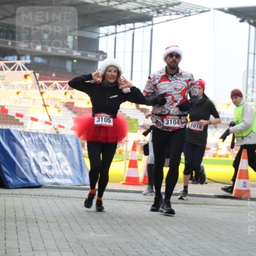 08.12.2024 - St. Pauli X-Mass-Run No. 14 H.Heesch http://msf.ph/oto/7499965 08.12.2024 10:03:02 Ziel 187, 604, 609, 1275, 2211, 2334, 2371, 2898, 1018, 2426, 3104, 3105 meine-sportfotos.de