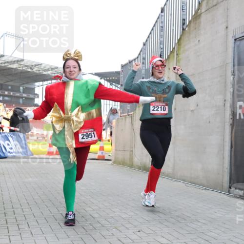08.12.2024 - St. Pauli X-Mass-Run No. 14 H.Heesch http://msf.ph/oto/7499972 08.12.2024 10:10:02 Ziel 152, 1227, 2210, 2951, 513, 2210, 2951 meine-sportfotos.de