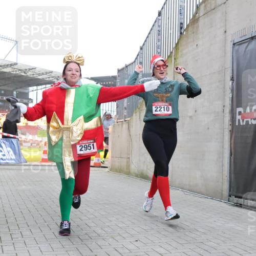 08.12.2024 - St. Pauli X-Mass-Run No. 14 H.Heesch http://msf.ph/oto/7499981 08.12.2024 10:10:02 Ziel 152, 1227, 2210, 2951, 513, 2210, 2951 meine-sportfotos.de