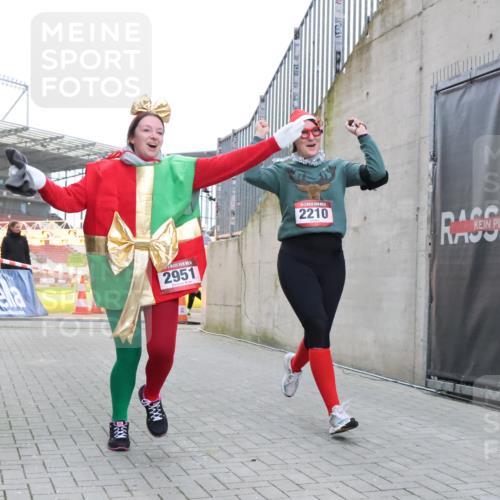 08.12.2024 - St. Pauli X-Mass-Run No. 14 H.Heesch http://msf.ph/oto/7499988 08.12.2024 10:10:02 Ziel 152, 1227, 2210, 2951, 513, 2210, 2951 meine-sportfotos.de