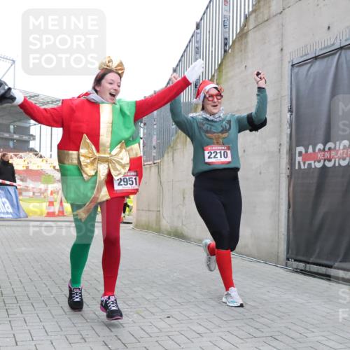 08.12.2024 - St. Pauli X-Mass-Run No. 14 H.Heesch http://msf.ph/oto/7499996 08.12.2024 10:10:02 Ziel 152, 1227, 2210, 2951, 513, 2210, 2951 meine-sportfotos.de