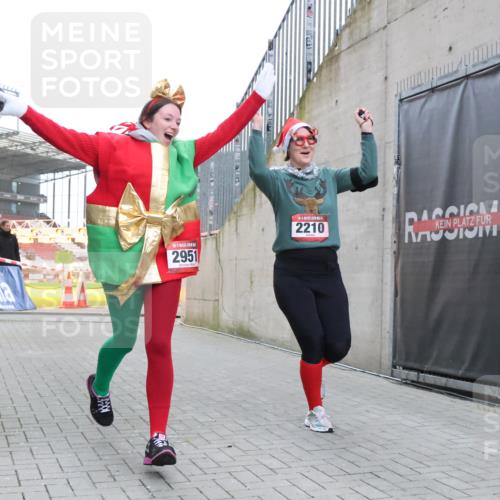 08.12.2024 - St. Pauli X-Mass-Run No. 14 H.Heesch http://msf.ph/oto/7500003 08.12.2024 10:10:02 Ziel 152, 1227, 2210, 2951, 513, 2210, 2951 meine-sportfotos.de