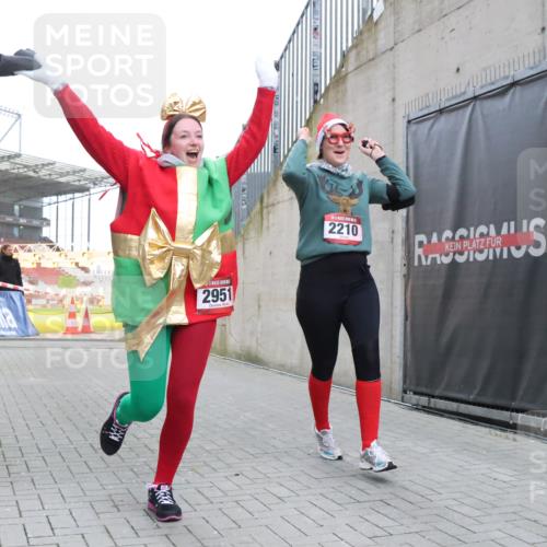 08.12.2024 - St. Pauli X-Mass-Run No. 14 H.Heesch http://msf.ph/oto/7500022 08.12.2024 10:10:02 Ziel 152, 1227, 2210, 2951, 513, 2210, 2951 meine-sportfotos.de