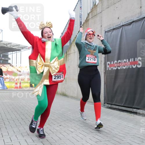 08.12.2024 - St. Pauli X-Mass-Run No. 14 H.Heesch http://msf.ph/oto/7500032 08.12.2024 10:10:02 Ziel 152, 1227, 2210, 2951, 513, 2210, 2951 meine-sportfotos.de