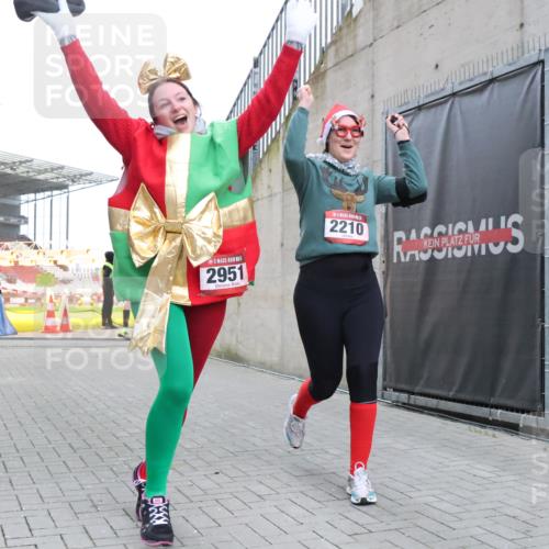 08.12.2024 - St. Pauli X-Mass-Run No. 14 H.Heesch http://msf.ph/oto/7500038 08.12.2024 10:10:02 Ziel 152, 1227, 2210, 2951, 513, 2210, 2951 meine-sportfotos.de