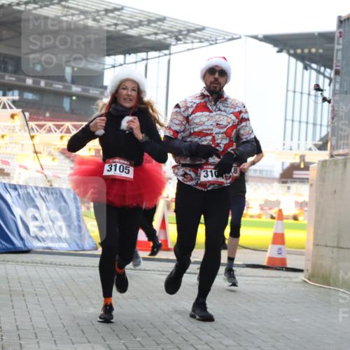 08.12.2024 - St. Pauli X-Mass-Run No. 14 H.Heesch http://msf.ph/oto/7500040 08.12.2024 10:03:03 Ziel 187, 604, 609, 1275, 2211, 2334, 2371, 2898, 345, 349, 1018, 2426, 3104, 3105 meine-sportfotos.de