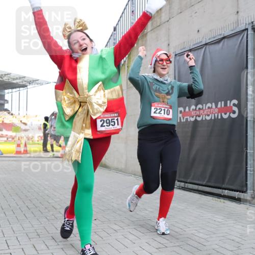 08.12.2024 - St. Pauli X-Mass-Run No. 14 H.Heesch http://msf.ph/oto/7500044 08.12.2024 10:10:03 Ziel 152, 1227, 2210, 2951, 513, 2210, 2951 meine-sportfotos.de