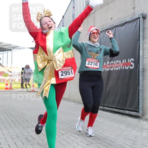 08.12.2024 - St. Pauli X-Mass-Run No. 14 H.Heesch http://msf.ph/oto/7500051 08.12.2024 10:10:03 Ziel 152, 1227, 2210, 2951, 513, 2210, 2951 meine-sportfotos.de