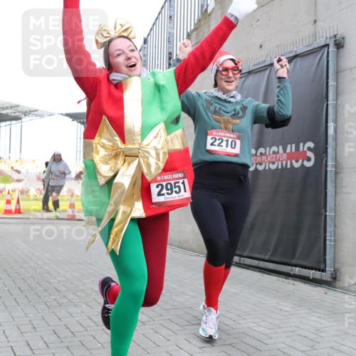 08.12.2024 - St. Pauli X-Mass-Run No. 14 H.Heesch http://msf.ph/oto/7500058 08.12.2024 10:10:03 Ziel 152, 1227, 2210, 2951, 513, 2210, 2951 meine-sportfotos.de