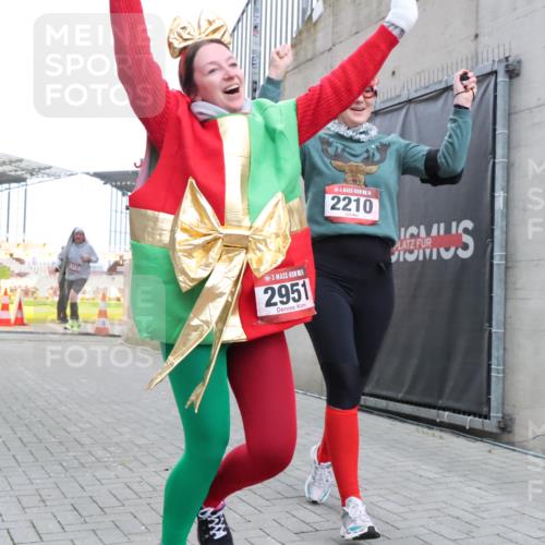 08.12.2024 - St. Pauli X-Mass-Run No. 14 H.Heesch http://msf.ph/oto/7500072 08.12.2024 10:10:03 Ziel 152, 1227, 2210, 2951, 513, 2210, 2951 meine-sportfotos.de