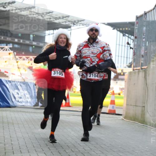 08.12.2024 - St. Pauli X-Mass-Run No. 14 H.Heesch http://msf.ph/oto/7500077 08.12.2024 10:03:03 Ziel 187, 604, 609, 1275, 2211, 2334, 2371, 2898, 345, 349, 1018, 2426, 3104, 3105 meine-sportfotos.de