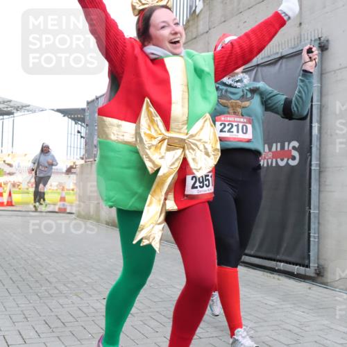 08.12.2024 - St. Pauli X-Mass-Run No. 14 H.Heesch http://msf.ph/oto/7500078 08.12.2024 10:10:03 Ziel 152, 1227, 2210, 2951, 513, 2210, 2951 meine-sportfotos.de