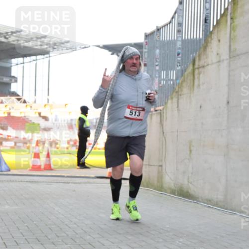 08.12.2024 - St. Pauli X-Mass-Run No. 14 H.Heesch http://msf.ph/oto/7500124 08.12.2024 10:10:06 Ziel 152, 1227, 2210, 2951, 290, 361, 513 meine-sportfotos.de