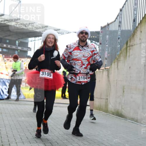 08.12.2024 - St. Pauli X-Mass-Run No. 14 H.Heesch http://msf.ph/oto/7500127 08.12.2024 10:03:04 Ziel 187, 604, 609, 1275, 2211, 2334, 2371, 2898, 3104, 3105, 345, 349, 1018, 2426, 3104, 3105 meine-sportfotos.de