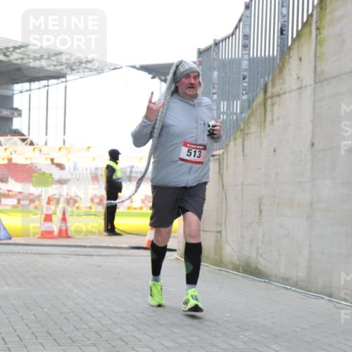 08.12.2024 - St. Pauli X-Mass-Run No. 14 H.Heesch http://msf.ph/oto/7500130 08.12.2024 10:10:06 Ziel 152, 1227, 2210, 2951, 290, 361, 513 meine-sportfotos.de