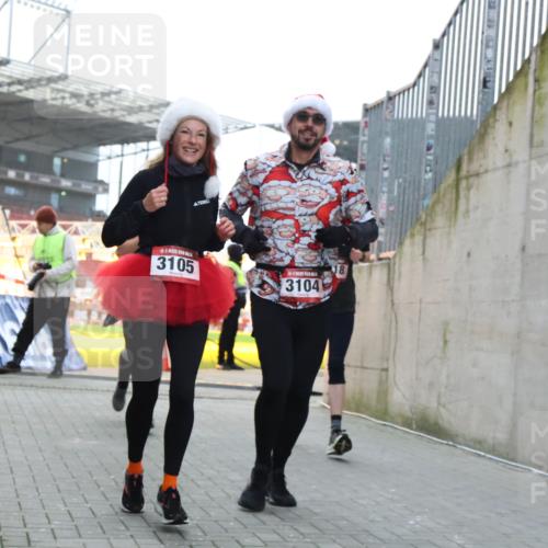 08.12.2024 - St. Pauli X-Mass-Run No. 14 H.Heesch http://msf.ph/oto/7500134 08.12.2024 10:03:04 Ziel 187, 604, 609, 1275, 2211, 2334, 2371, 2898, 3104, 3105, 345, 349, 1018, 2426, 3104, 3105 meine-sportfotos.de
