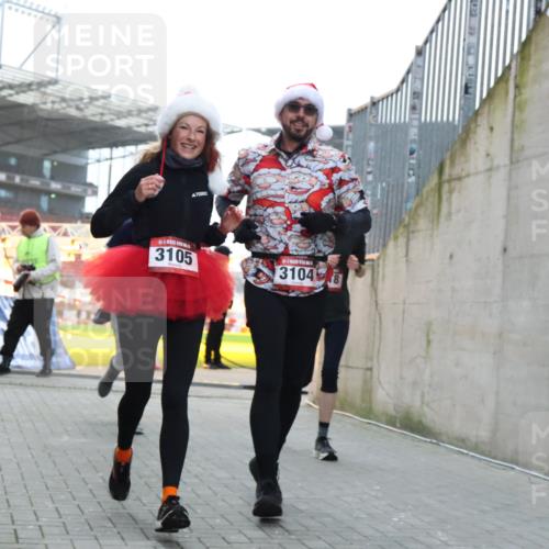08.12.2024 - St. Pauli X-Mass-Run No. 14 H.Heesch http://msf.ph/oto/7500141 08.12.2024 10:03:04 Ziel 187, 604, 609, 1275, 2211, 2334, 2371, 2898, 3104, 3105, 345, 349, 1018, 2426, 3104, 3105 meine-sportfotos.de