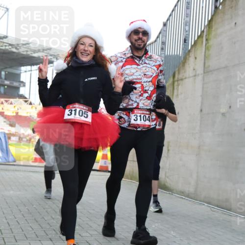08.12.2024 - St. Pauli X-Mass-Run No. 14 H.Heesch http://msf.ph/oto/7500148 08.12.2024 10:03:04 Ziel 187, 604, 609, 1275, 2211, 2334, 2371, 2898, 3104, 3105, 345, 349, 1018, 2426, 3104, 3105 meine-sportfotos.de
