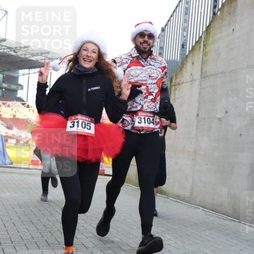 08.12.2024 - St. Pauli X-Mass-Run No. 14 H.Heesch http://msf.ph/oto/7500157 08.12.2024 10:03:04 Ziel 187, 604, 609, 1275, 2211, 2334, 2371, 2898, 3104, 3105, 345, 349, 1018, 2426, 3104, 3105 meine-sportfotos.de