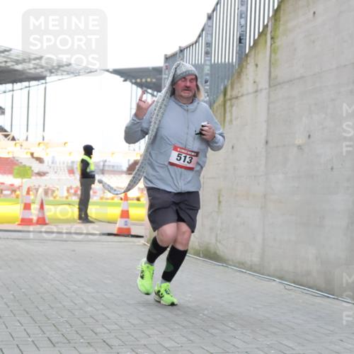 08.12.2024 - St. Pauli X-Mass-Run No. 14 H.Heesch http://msf.ph/oto/7500158 08.12.2024 10:10:06 Ziel 152, 1227, 2210, 2951, 290, 361, 513 meine-sportfotos.de