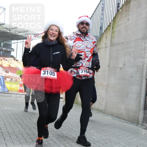 08.12.2024 - St. Pauli X-Mass-Run No. 14 H.Heesch http://msf.ph/oto/7500167 08.12.2024 10:03:04 Ziel 187, 604, 609, 1275, 2211, 2334, 2371, 2898, 3104, 3105, 345, 349, 1018, 2426, 3104, 3105 meine-sportfotos.de