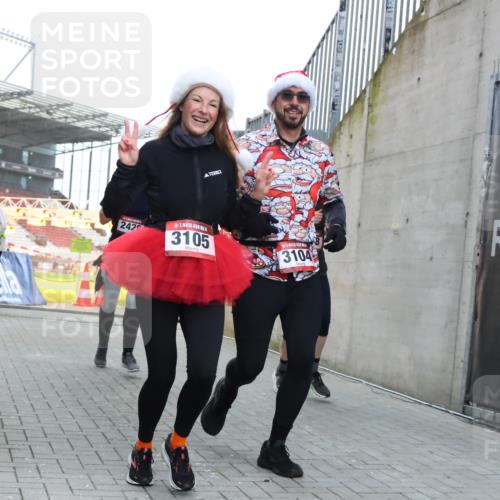 08.12.2024 - St. Pauli X-Mass-Run No. 14 H.Heesch http://msf.ph/oto/7500175 08.12.2024 10:03:04 Ziel 187, 604, 609, 1275, 2211, 2334, 2371, 2898, 3104, 3105, 345, 349, 1018, 2426, 3104, 3105 meine-sportfotos.de
