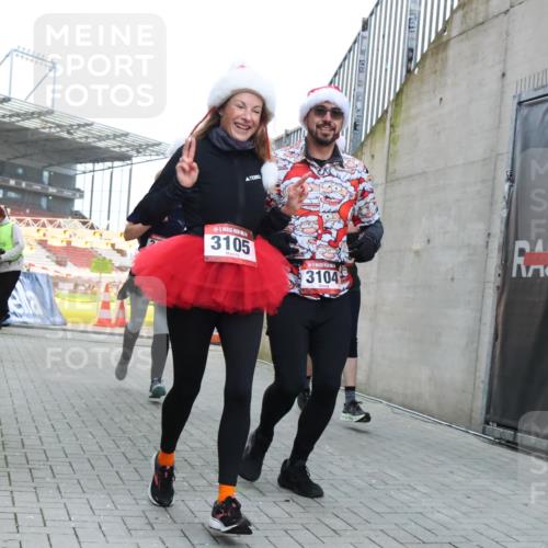 08.12.2024 - St. Pauli X-Mass-Run No. 14 H.Heesch http://msf.ph/oto/7500185 08.12.2024 10:03:04 Ziel 187, 604, 609, 1275, 2211, 2334, 2371, 2898, 3104, 3105, 345, 349, 1018, 2426, 3104, 3105 meine-sportfotos.de