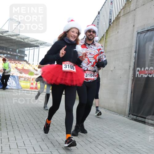 08.12.2024 - St. Pauli X-Mass-Run No. 14 H.Heesch http://msf.ph/oto/7500192 08.12.2024 10:03:04 Ziel 187, 604, 609, 1275, 2211, 2334, 2371, 2898, 3104, 3105, 345, 349, 1018, 2426, 3104, 3105 meine-sportfotos.de