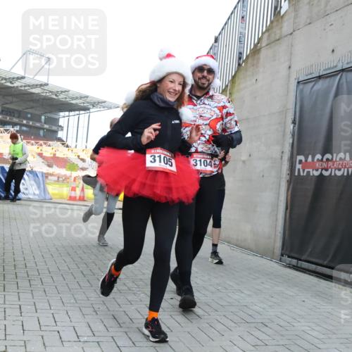 08.12.2024 - St. Pauli X-Mass-Run No. 14 H.Heesch http://msf.ph/oto/7500201 08.12.2024 10:03:04 Ziel 187, 604, 609, 1275, 2211, 2334, 2371, 2898, 3104, 3105, 345, 349, 1018, 2426, 3104, 3105 meine-sportfotos.de