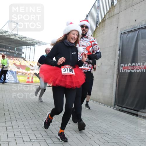 08.12.2024 - St. Pauli X-Mass-Run No. 14 H.Heesch http://msf.ph/oto/7500207 08.12.2024 10:03:05 Ziel 187, 604, 609, 1018, 1275, 2211, 2334, 2371, 2426, 2898, 3104, 3105, 345, 349, 1018, 2426, 3104, 3105 meine-sportfotos.de