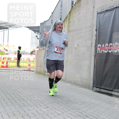 08.12.2024 - St. Pauli X-Mass-Run No. 14 H.Heesch http://msf.ph/oto/7500210 08.12.2024 10:10:07 Ziel 513, 1227, 2210, 2951, 290, 361, 513 meine-sportfotos.de