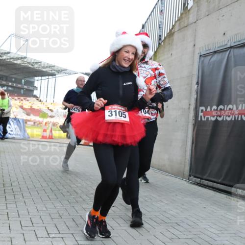 08.12.2024 - St. Pauli X-Mass-Run No. 14 H.Heesch http://msf.ph/oto/7500216 08.12.2024 10:03:05 Ziel 187, 604, 609, 1018, 1275, 2211, 2334, 2371, 2426, 2898, 3104, 3105, 345, 349, 1018, 2426, 3104, 3105 meine-sportfotos.de