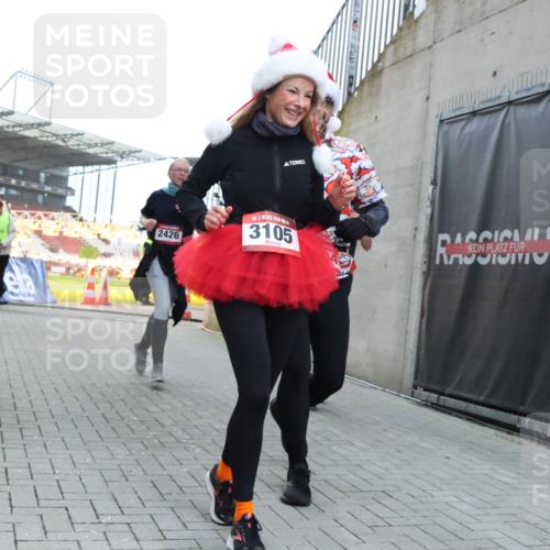 08.12.2024 - St. Pauli X-Mass-Run No. 14 H.Heesch http://msf.ph/oto/7500221 08.12.2024 10:03:05 Ziel 187, 604, 609, 1018, 1275, 2211, 2334, 2371, 2426, 2898, 3104, 3105, 345, 349, 1018, 2426, 3104, 3105 meine-sportfotos.de