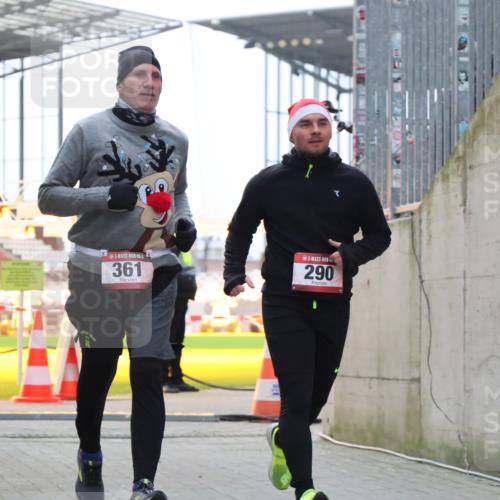 08.12.2024 - St. Pauli X-Mass-Run No. 14 H.Heesch http://msf.ph/oto/7500223 08.12.2024 10:10:12 Ziel 513, 1227, 2210, 2951, 290, 361, 894, 1098, 1955, 1965 meine-sportfotos.de