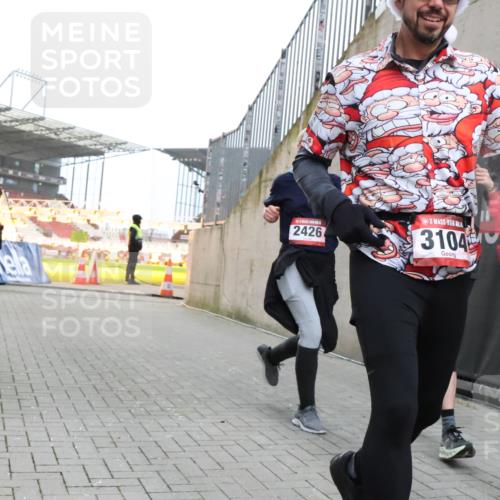 08.12.2024 - St. Pauli X-Mass-Run No. 14 H.Heesch http://msf.ph/oto/7500226 08.12.2024 10:03:06 Ziel 187, 604, 609, 1018, 1275, 2211, 2334, 2371, 2426, 2898, 3104, 3105, 345, 349, 1018, 2426, 3104, 3105 meine-sportfotos.de