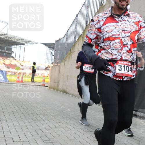08.12.2024 - St. Pauli X-Mass-Run No. 14 H.Heesch http://msf.ph/oto/7500233 08.12.2024 10:03:06 Ziel 187, 604, 609, 1018, 1275, 2211, 2334, 2371, 2426, 2898, 3104, 3105, 345, 349, 1018, 2426, 3104, 3105 meine-sportfotos.de