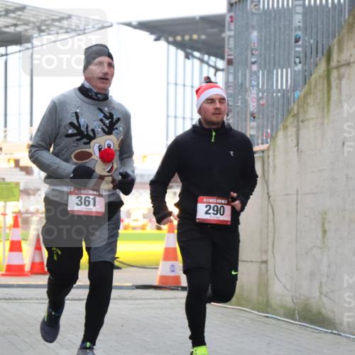 08.12.2024 - St. Pauli X-Mass-Run No. 14 H.Heesch http://msf.ph/oto/7500239 08.12.2024 10:10:13 Ziel 361, 513, 1227, 2210, 2951, 290, 361, 894, 1098, 1955, 1965 meine-sportfotos.de