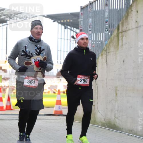 08.12.2024 - St. Pauli X-Mass-Run No. 14 H.Heesch http://msf.ph/oto/7500251 08.12.2024 10:10:13 Ziel 361, 513, 1227, 2210, 2951, 290, 361, 894, 1098, 1955, 1965 meine-sportfotos.de