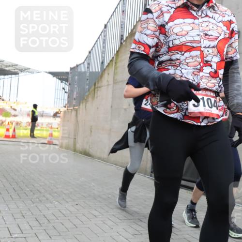 08.12.2024 - St. Pauli X-Mass-Run No. 14 H.Heesch http://msf.ph/oto/7500253 08.12.2024 10:03:06 Ziel 187, 604, 609, 1018, 1275, 2211, 2334, 2371, 2426, 2898, 3104, 3105, 345, 349, 1018, 2426, 3104, 3105 meine-sportfotos.de