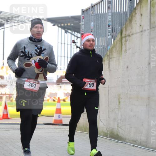 08.12.2024 - St. Pauli X-Mass-Run No. 14 H.Heesch http://msf.ph/oto/7500257 08.12.2024 10:10:13 Ziel 361, 513, 1227, 2210, 2951, 290, 361, 894, 1098, 1955, 1965 meine-sportfotos.de