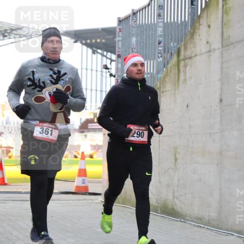 08.12.2024 - St. Pauli X-Mass-Run No. 14 H.Heesch http://msf.ph/oto/7500264 08.12.2024 10:10:13 Ziel 361, 513, 1227, 2210, 2951, 290, 361, 894, 1098, 1955, 1965 meine-sportfotos.de