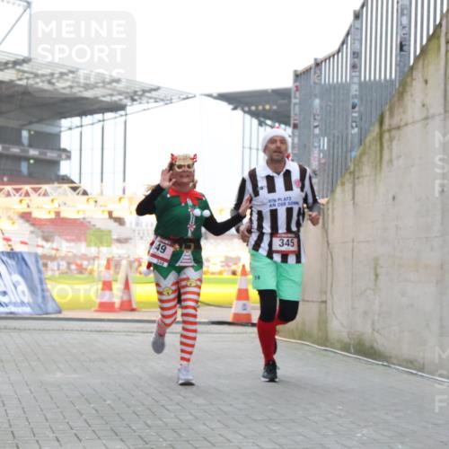 08.12.2024 - St. Pauli X-Mass-Run No. 14 H.Heesch http://msf.ph/oto/7500266 08.12.2024 10:03:10 Ziel 187, 1018, 1275, 2211, 2426, 2898, 3104, 3105, 345, 349, 613, 630 meine-sportfotos.de