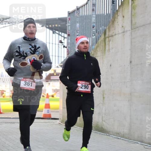 08.12.2024 - St. Pauli X-Mass-Run No. 14 H.Heesch http://msf.ph/oto/7500270 08.12.2024 10:10:13 Ziel 361, 513, 1227, 2210, 2951, 290, 361, 894, 1098, 1955, 1965 meine-sportfotos.de