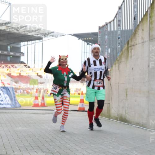 08.12.2024 - St. Pauli X-Mass-Run No. 14 H.Heesch http://msf.ph/oto/7500274 08.12.2024 10:03:10 Ziel 187, 1018, 1275, 2211, 2426, 2898, 3104, 3105, 345, 349, 613, 630 meine-sportfotos.de