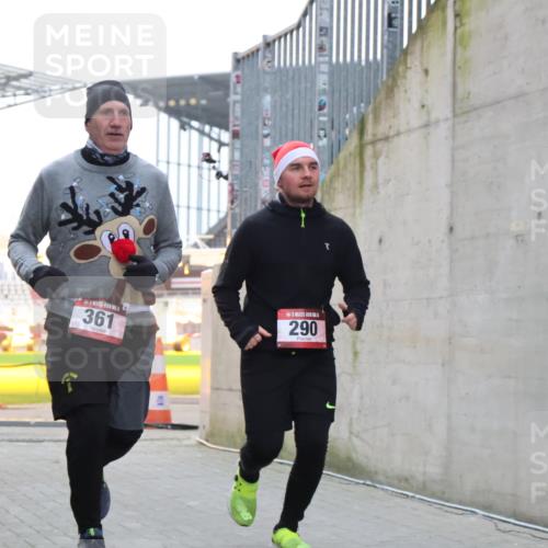08.12.2024 - St. Pauli X-Mass-Run No. 14 H.Heesch http://msf.ph/oto/7500276 08.12.2024 10:10:13 Ziel 361, 513, 1227, 2210, 2951, 290, 361, 894, 1098, 1955, 1965 meine-sportfotos.de